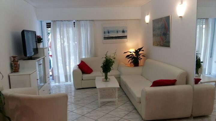 Flor De Mayo,Apt In Alimos Near The Sea Athena Bagian luar foto